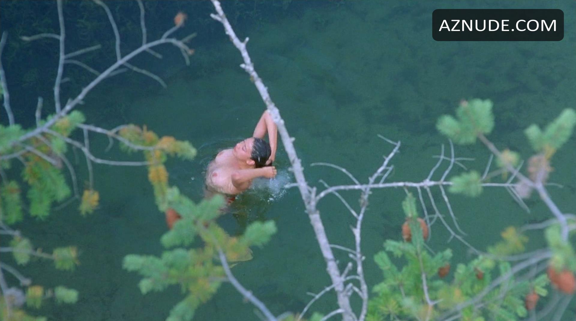 Mayko Nguyen in National Lampoon's Going The Distance, photo 3
