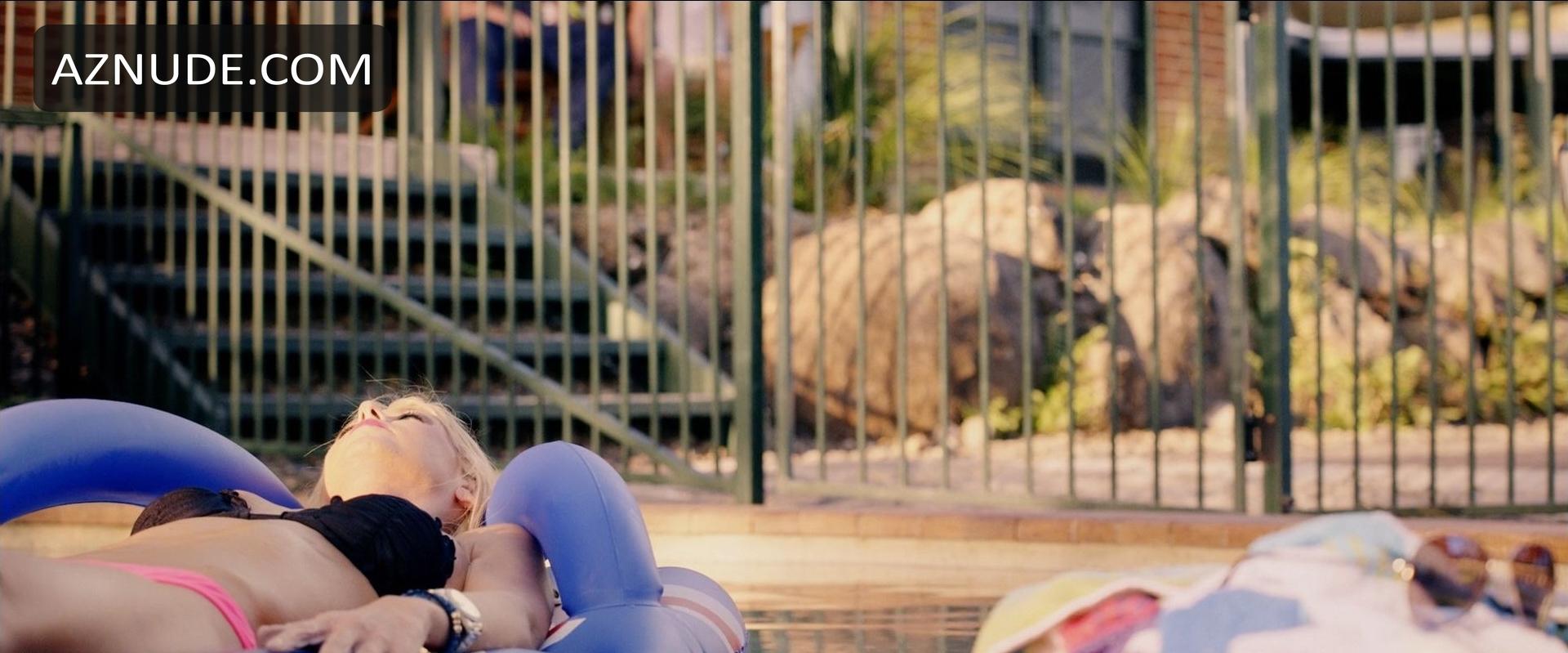 Tara Reid in Charlie's Farm, photo 1
