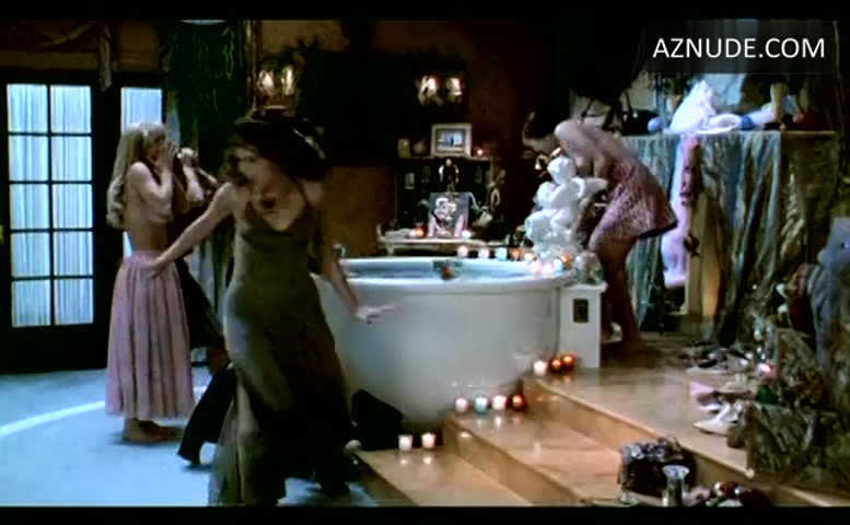 Ione Skye in Four Rooms, photo 1