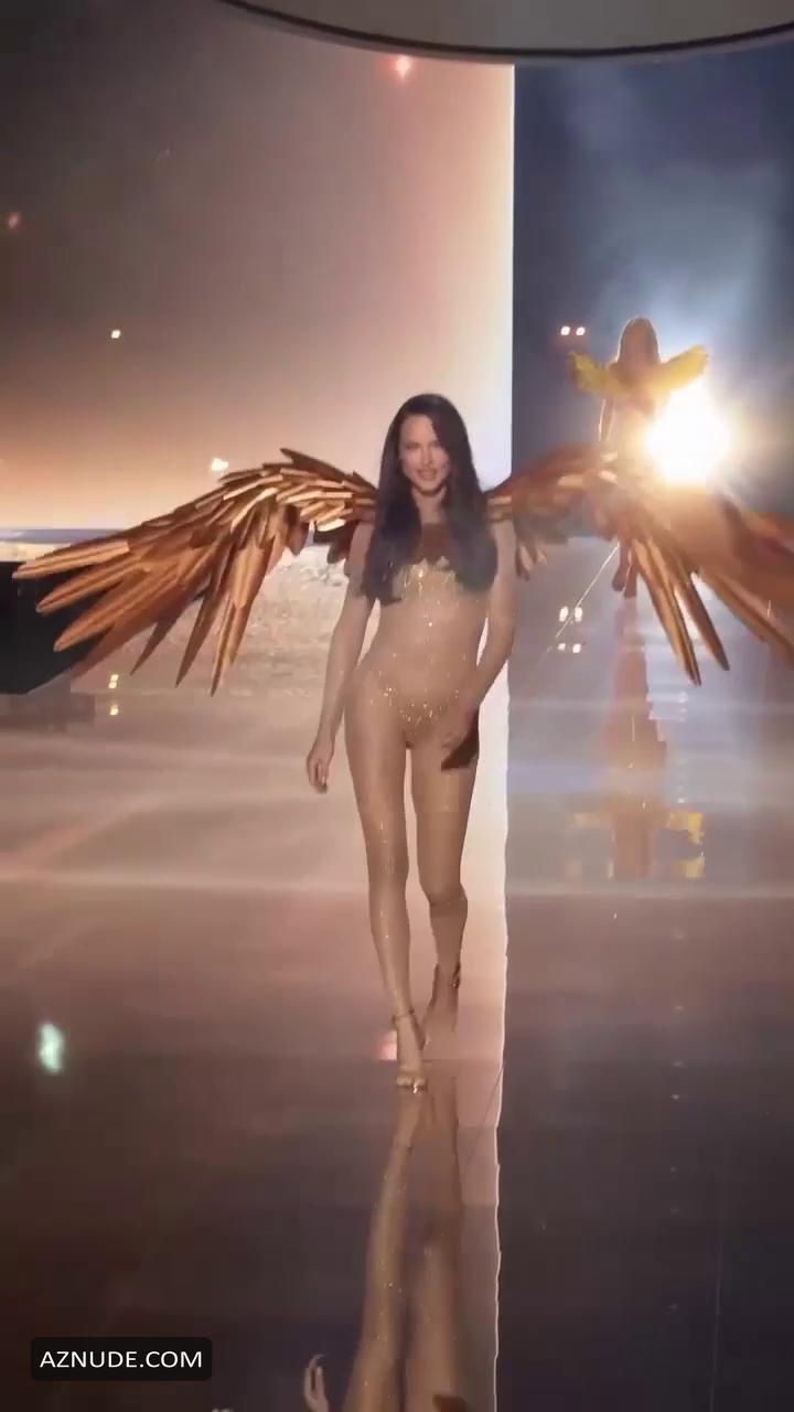 Adriana Lima in Victoria's Secret Fashion Show 2005, photo 4