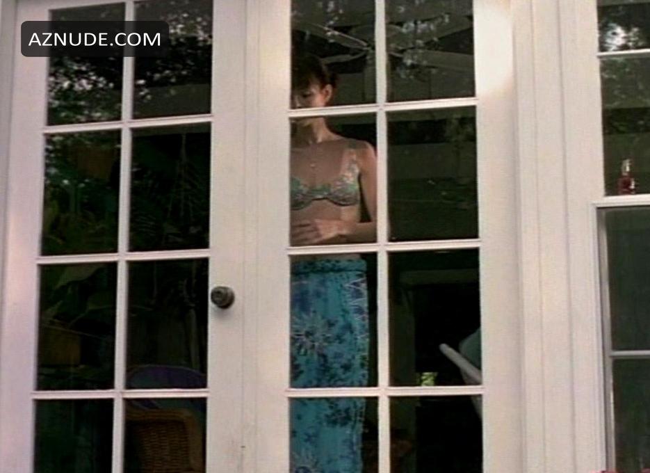 Polly Shannon in The Girl Next Door, photo 1