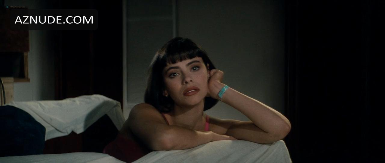 Mathilda May in Trois places pour le 26, photo 3