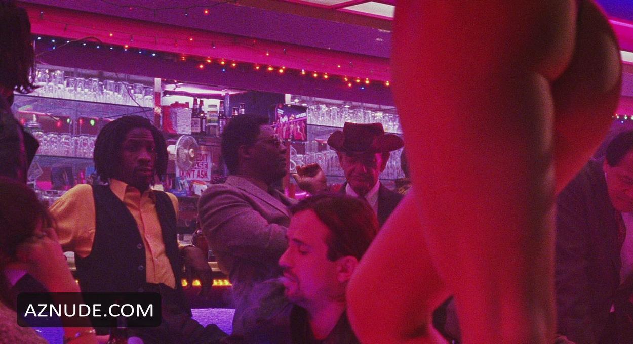 Rena Riffel in Showgirls, photo 7