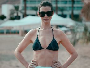 Anne Hathaway in WeCrashed (2022-), photo 7