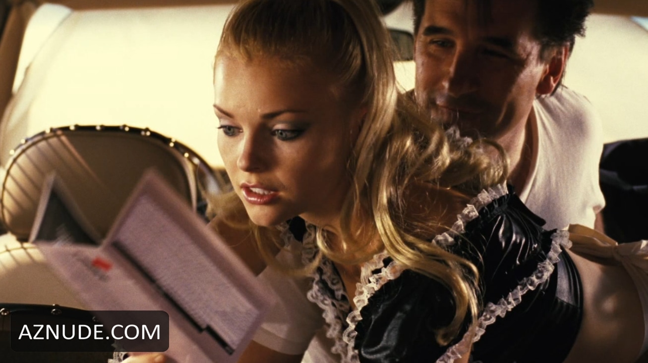 Izabella Miko in Park, photo 3