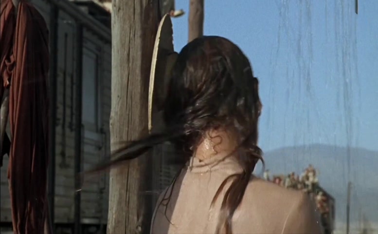 Raquel Welch in 100 Rifles, photo 31