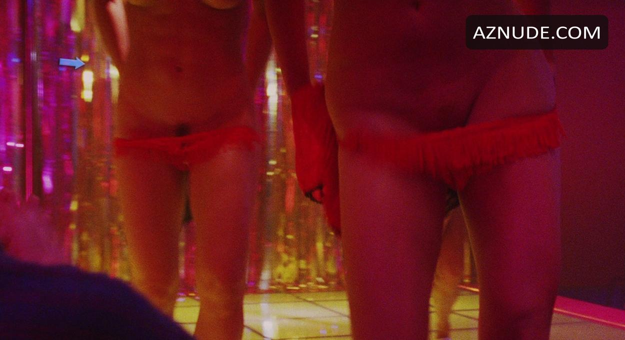 Rena Riffel in Showgirls, photo 2
