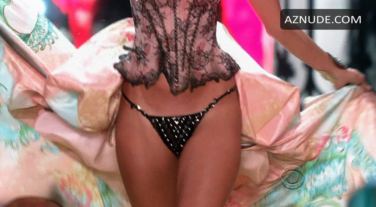 Alessandra Ambrosio in The Victoria's Secret Fashion Show 2010, photo 0