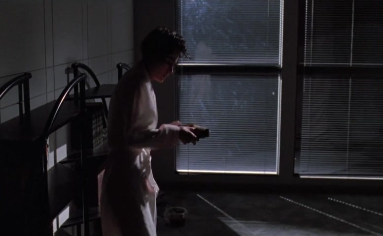 Sean Young in Love Crimes, photo 29