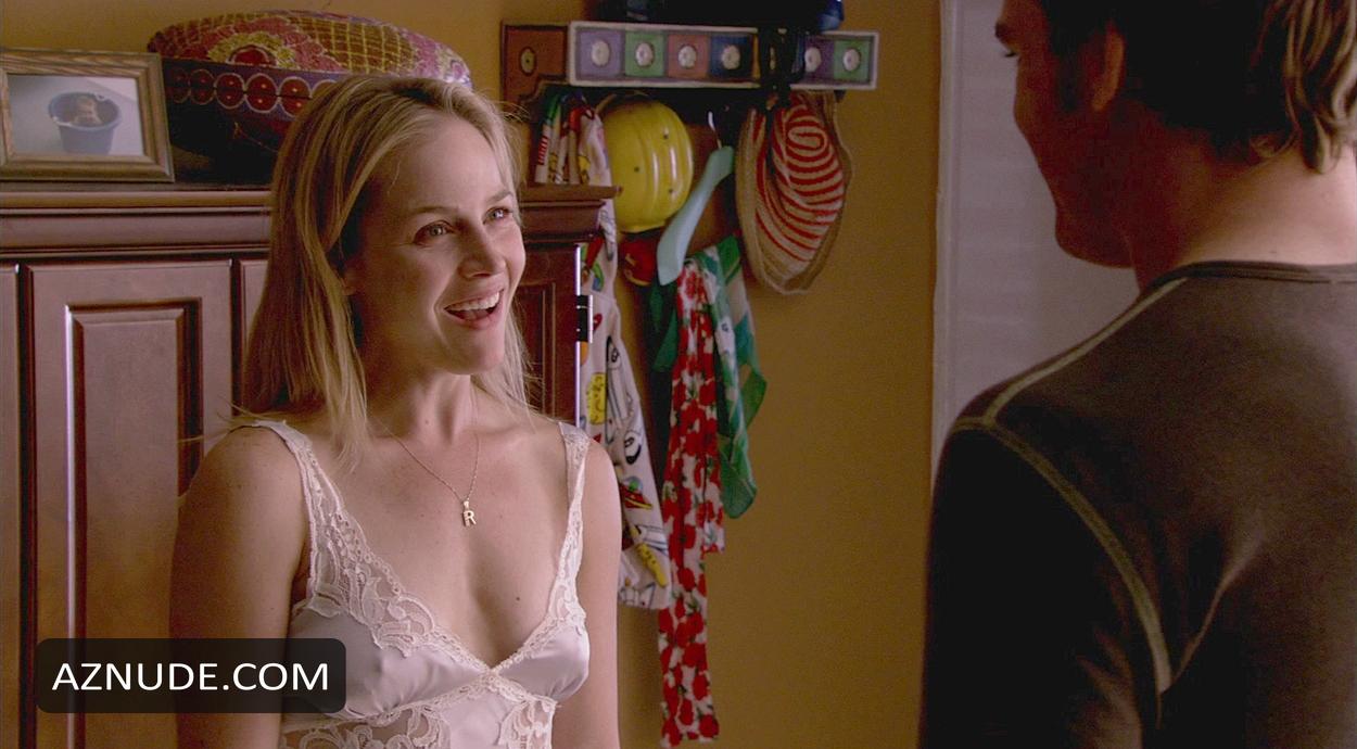 Julie Benz in Dexter, photo 2