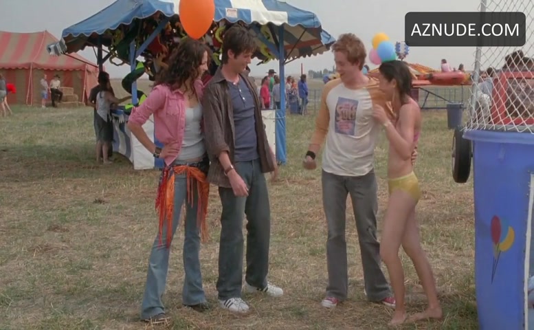 Mayko Nguyen in National Lampoon's Going The Distance, photo 1