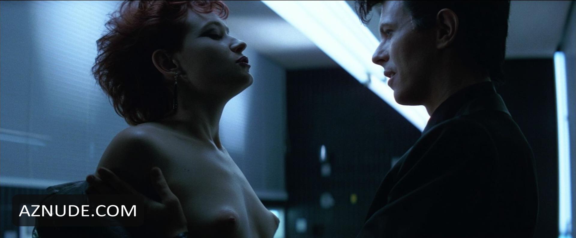 Ann Magnuson in The Hunger, photo 2