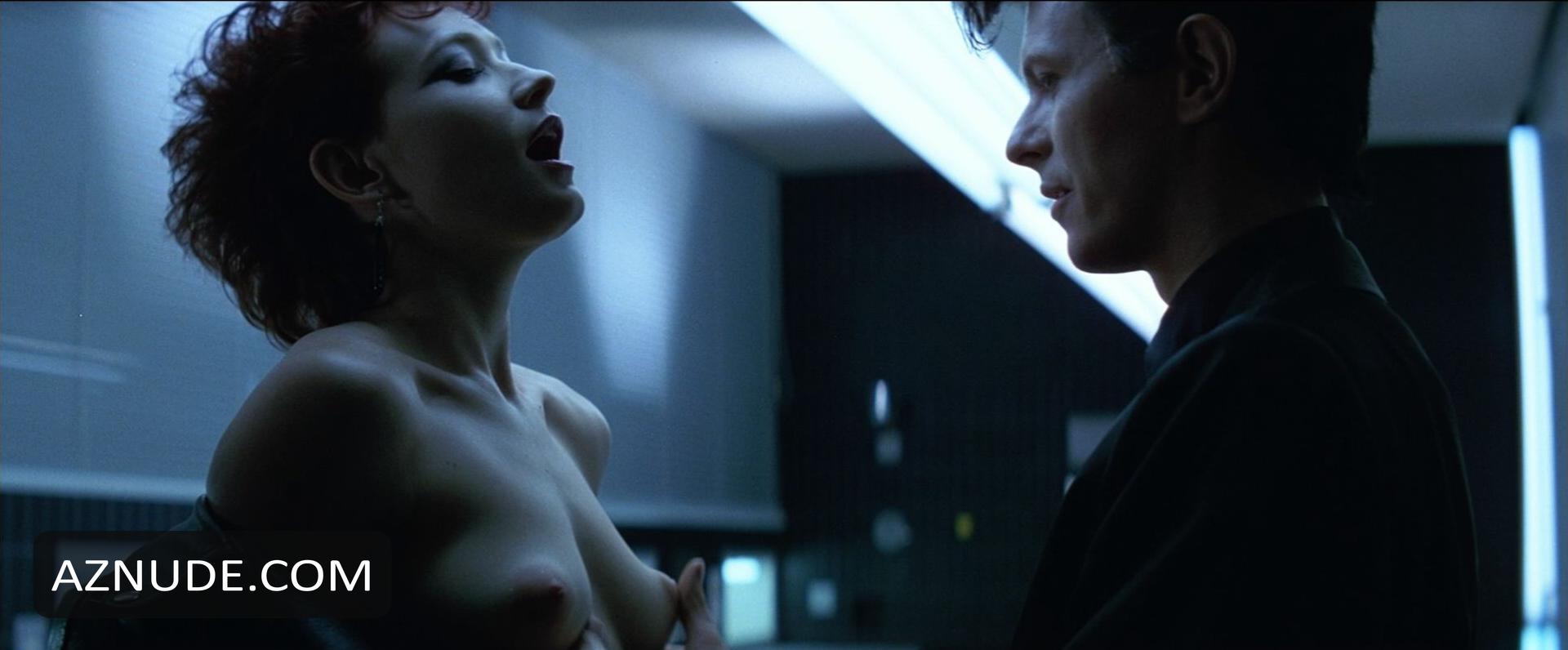 Ann Magnuson in The Hunger, photo 3