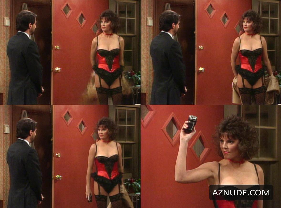 Amanda Bearse in Married... With Children, photo 1