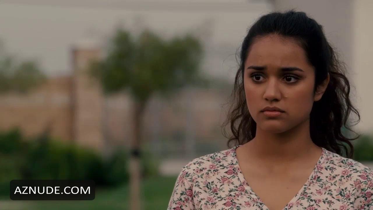 Summer Bishil in Towelhead, photo 15