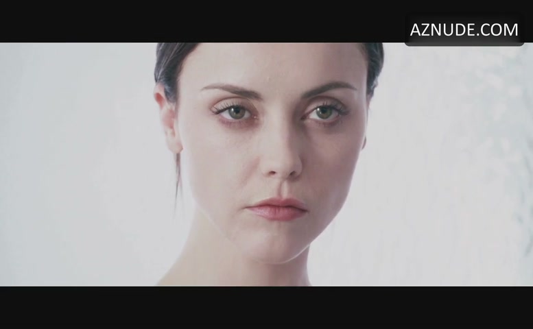 Christina Ricci in After.life, photo 1