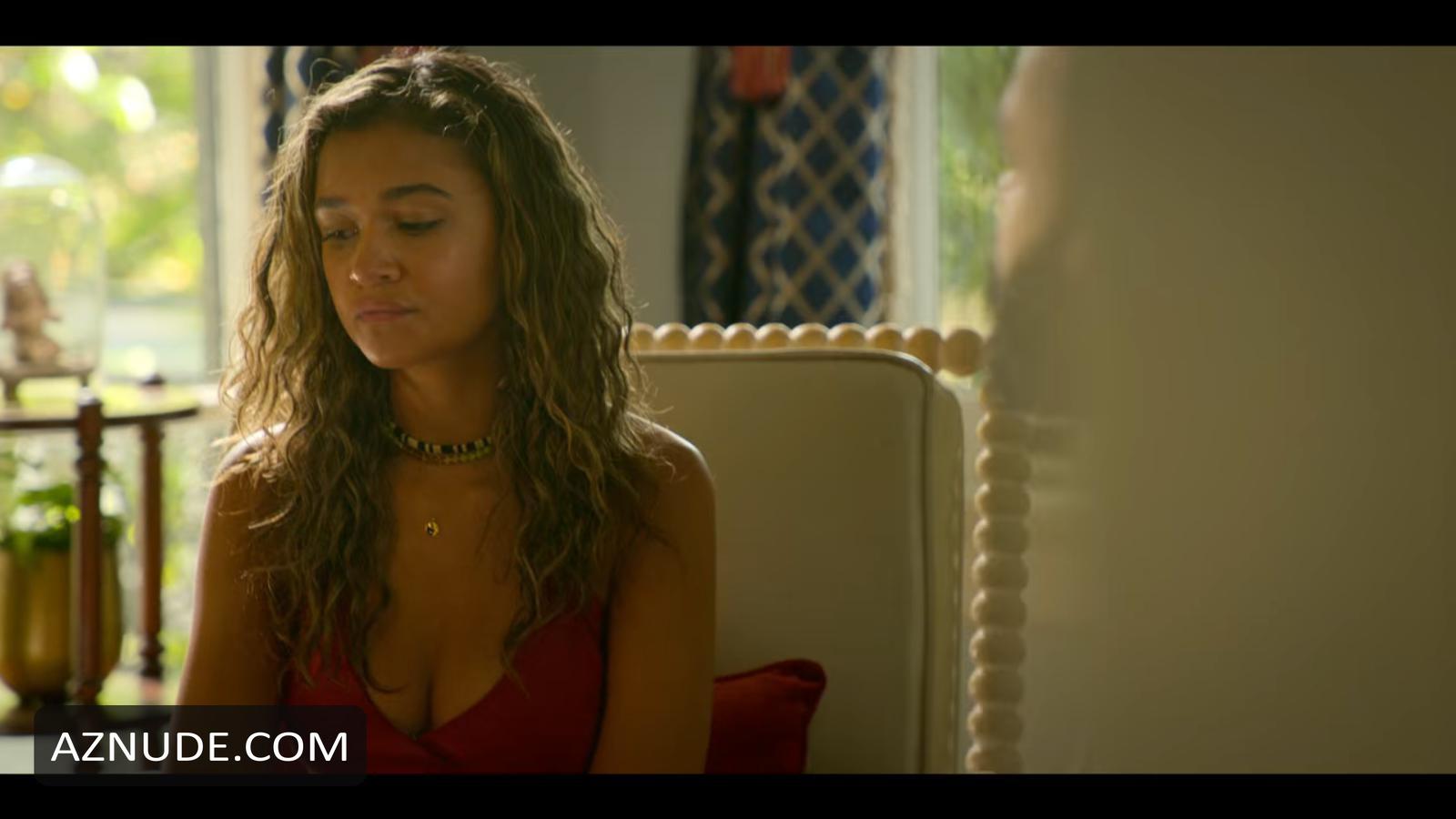 Madison Bailey in Outer Banks (2020-), photo 16