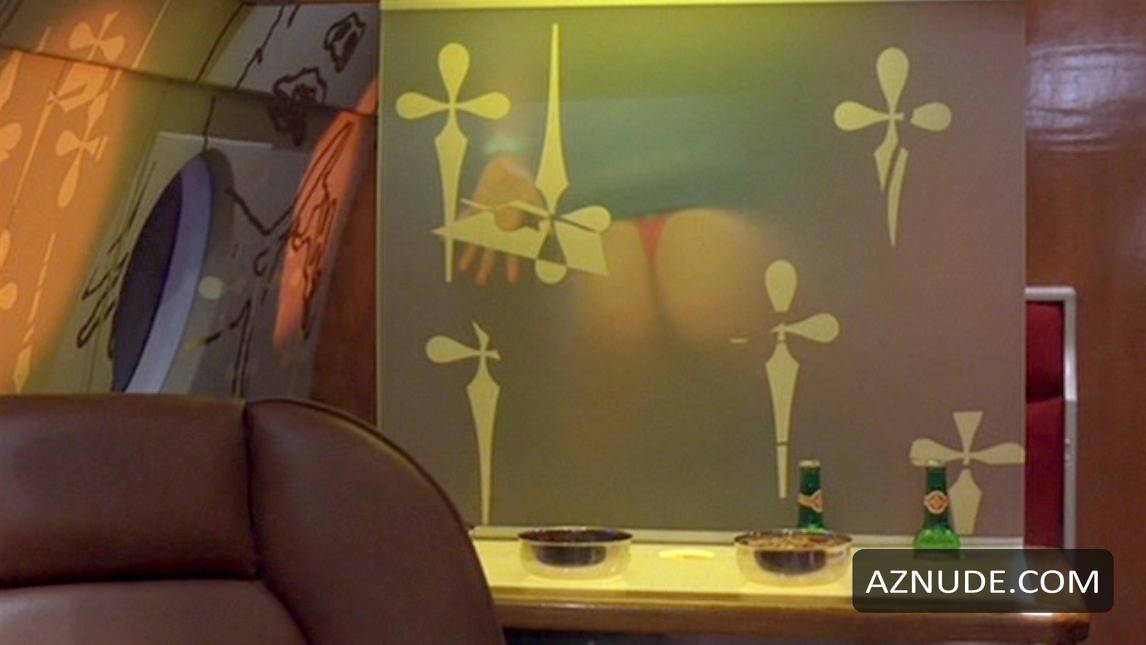 Mayko Nguyen in National Lampoon's Going The Distance, photo 7
