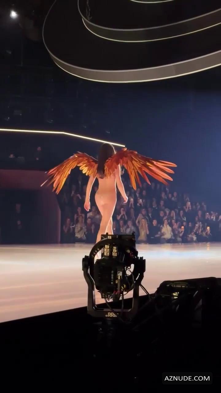 Adriana Lima in Victoria's Secret Fashion Show 2005, photo 3