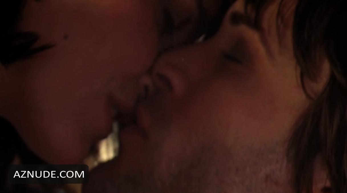 Ione Skye in Dry Cycle, photo 3
