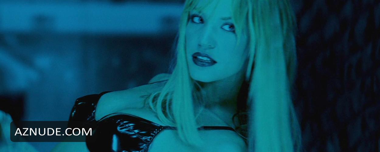Ashley Scott in Walking Tall, photo 3