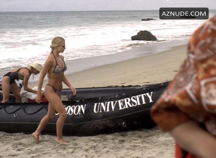 Jaime Pressly in Pinata: Survival Island, photo 6