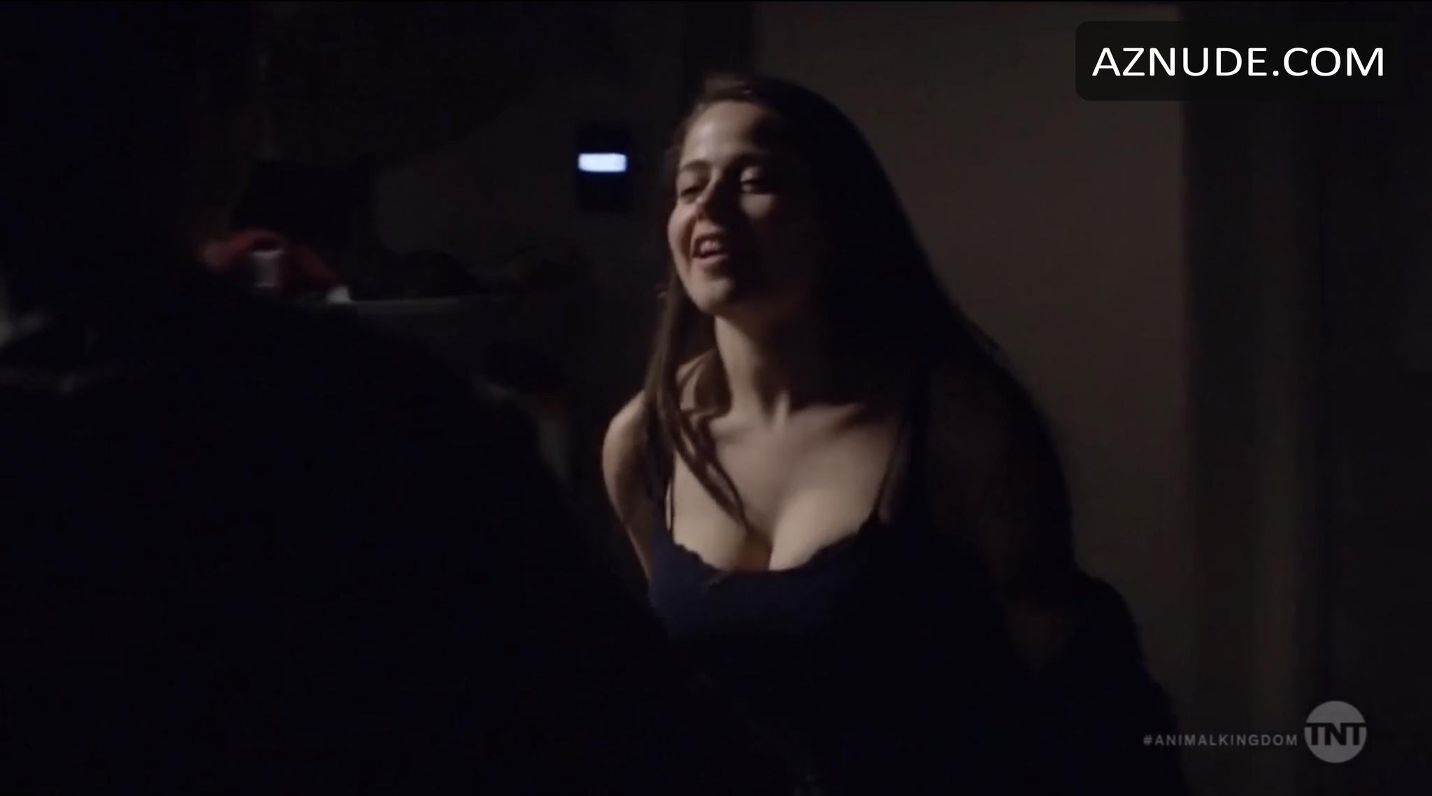 Molly Gordon in Animal Kingdom (2016-), photo 35