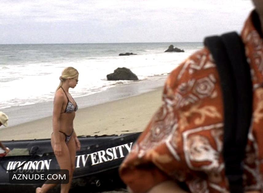 Jaime Pressly in Pinata: Survival Island, photo 7