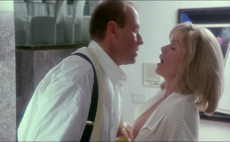 Linda Hoffman in The Dentist, photo 28