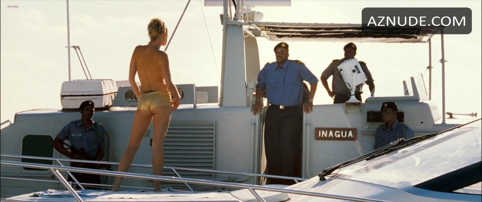 Ashley Scott in Into The Blue, photo 9