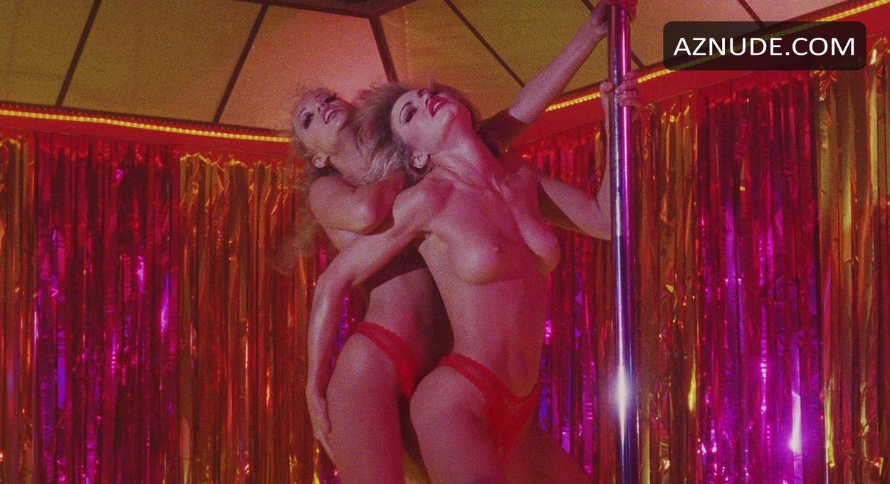 Rena Riffel in Showgirls, photo 6