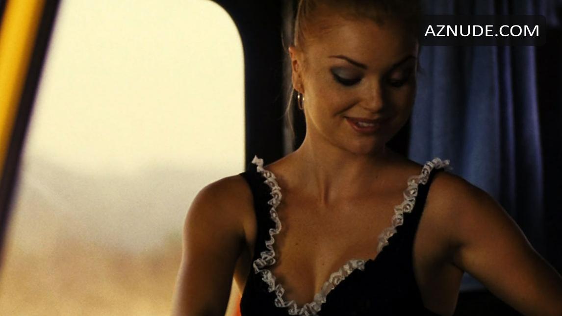 Izabella Miko in Park, photo 1