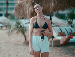 Anne Hathaway in WeCrashed (2022-), photo 6