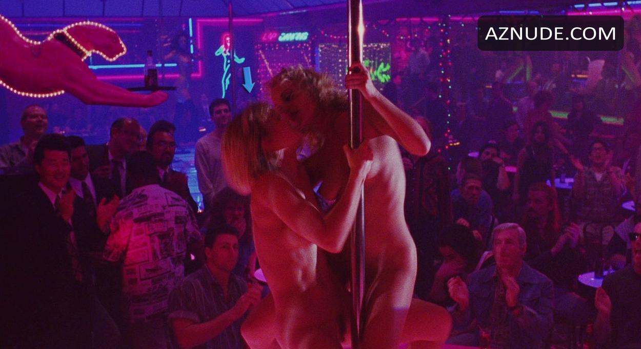Rena Riffel in Showgirls, photo 3