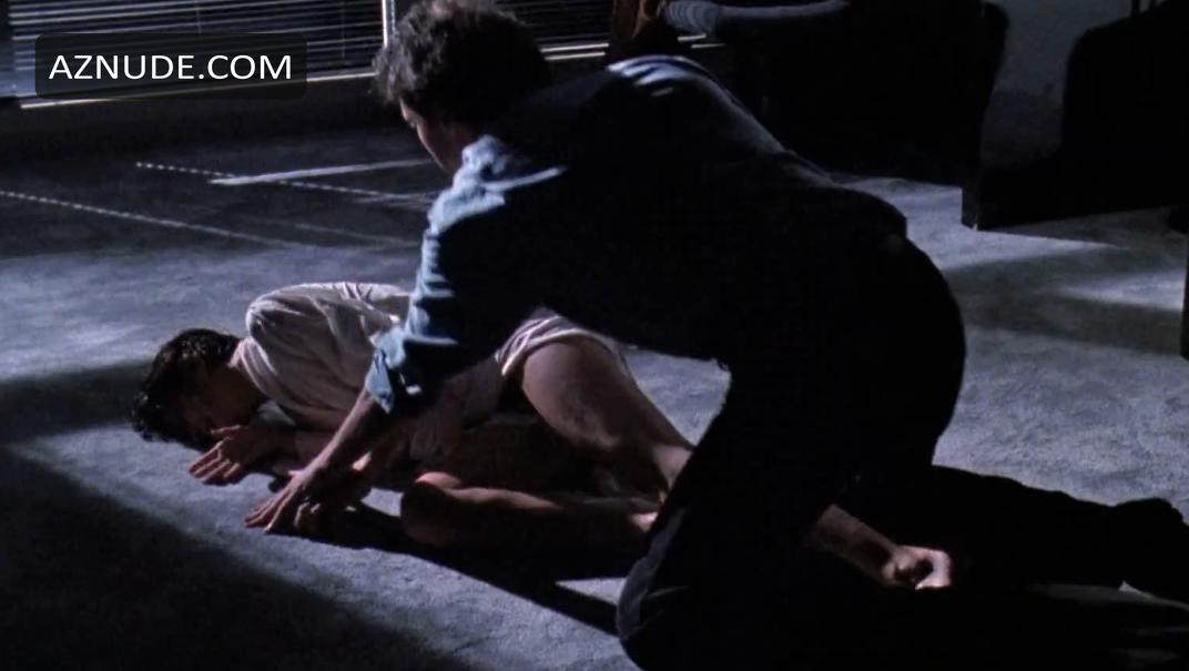 Sean Young in Love Crimes, photo 15