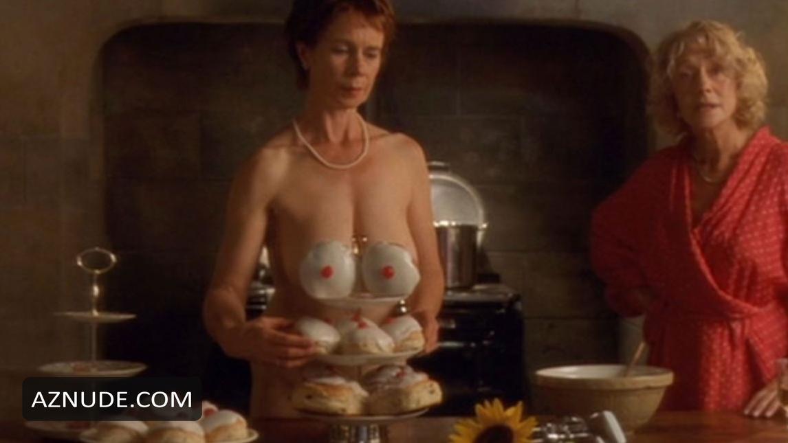 Celia Imrie in Calendar Girls, photo 2