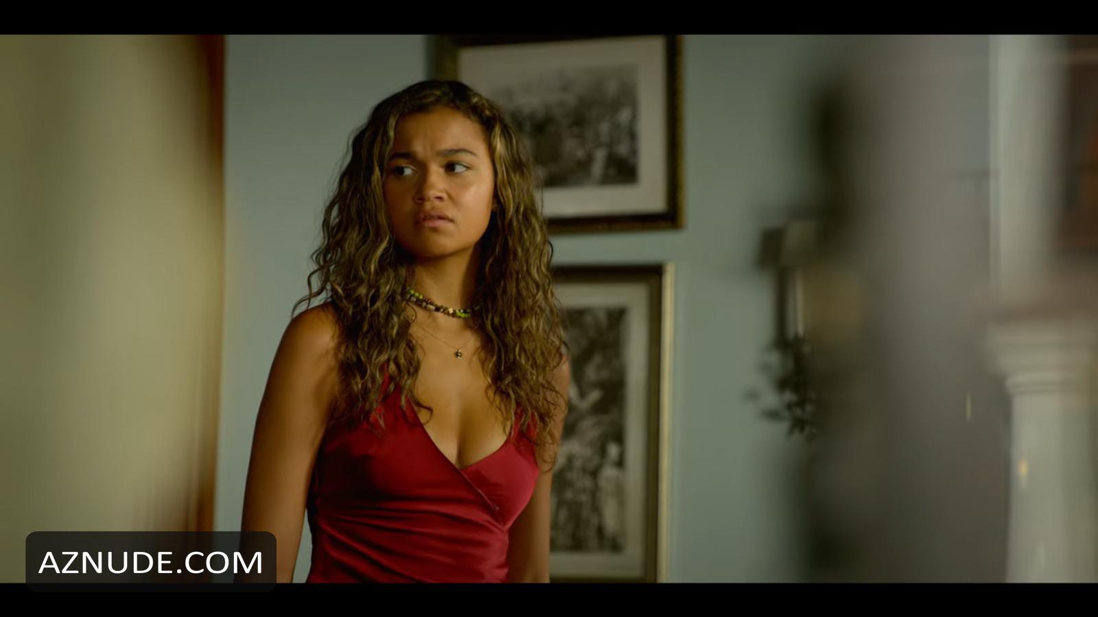 Madison Bailey in Outer Banks (2020-), photo 2