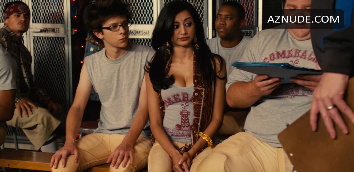 Noureen DeWulf in The Comebacks, photo 4