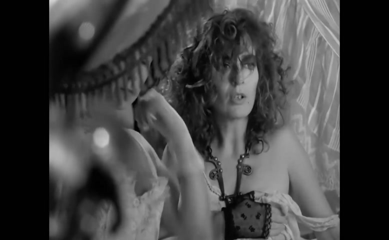 Meredyth Herold in Singapore Sling, photo 22