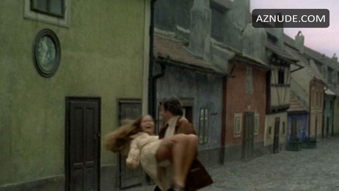 Barbara Bach in Short Night of Glass Dolls, photo 3