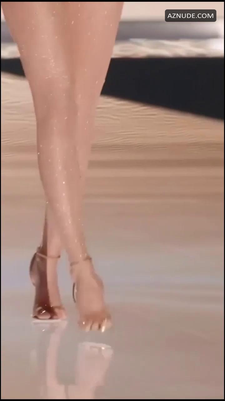 Adriana Lima in Victoria's Secret Fashion Show 2005, photo 18