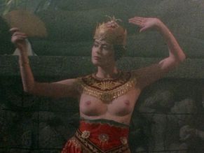 Sylvia Kristel in Mata Hari, photo 23