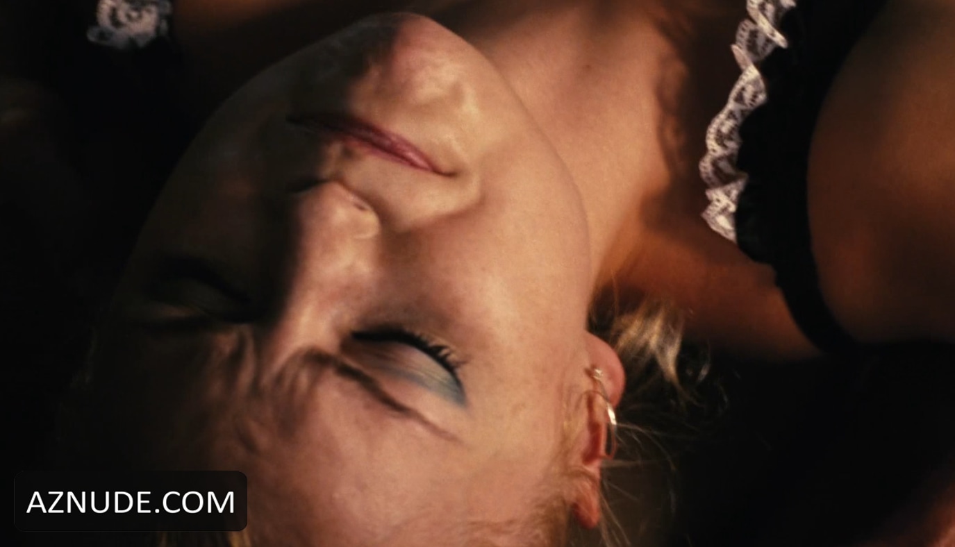 Izabella Miko in Park, photo 6