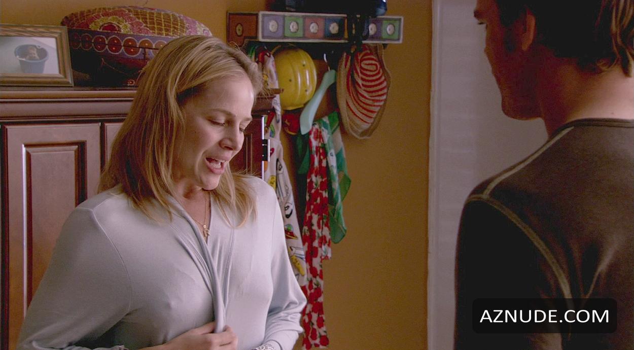 Julie Benz in Dexter, photo 1