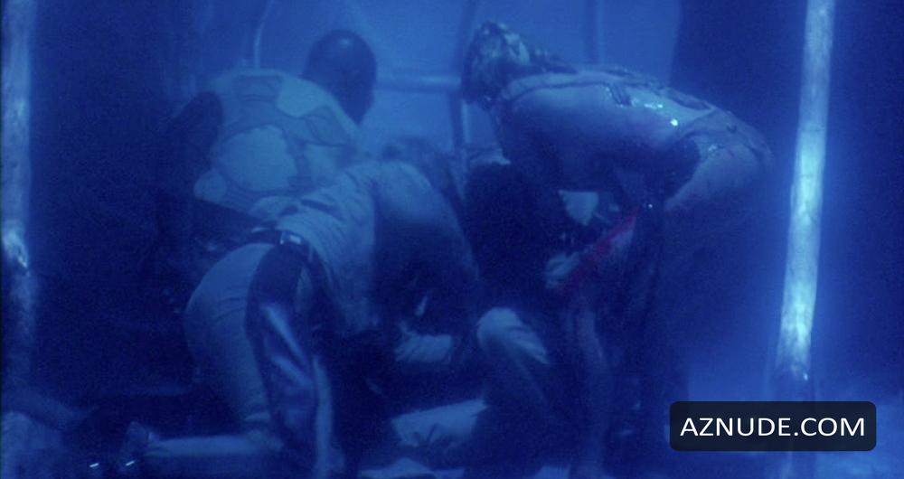 Taaffe O'Connell in Galaxy of Terror, photo 9