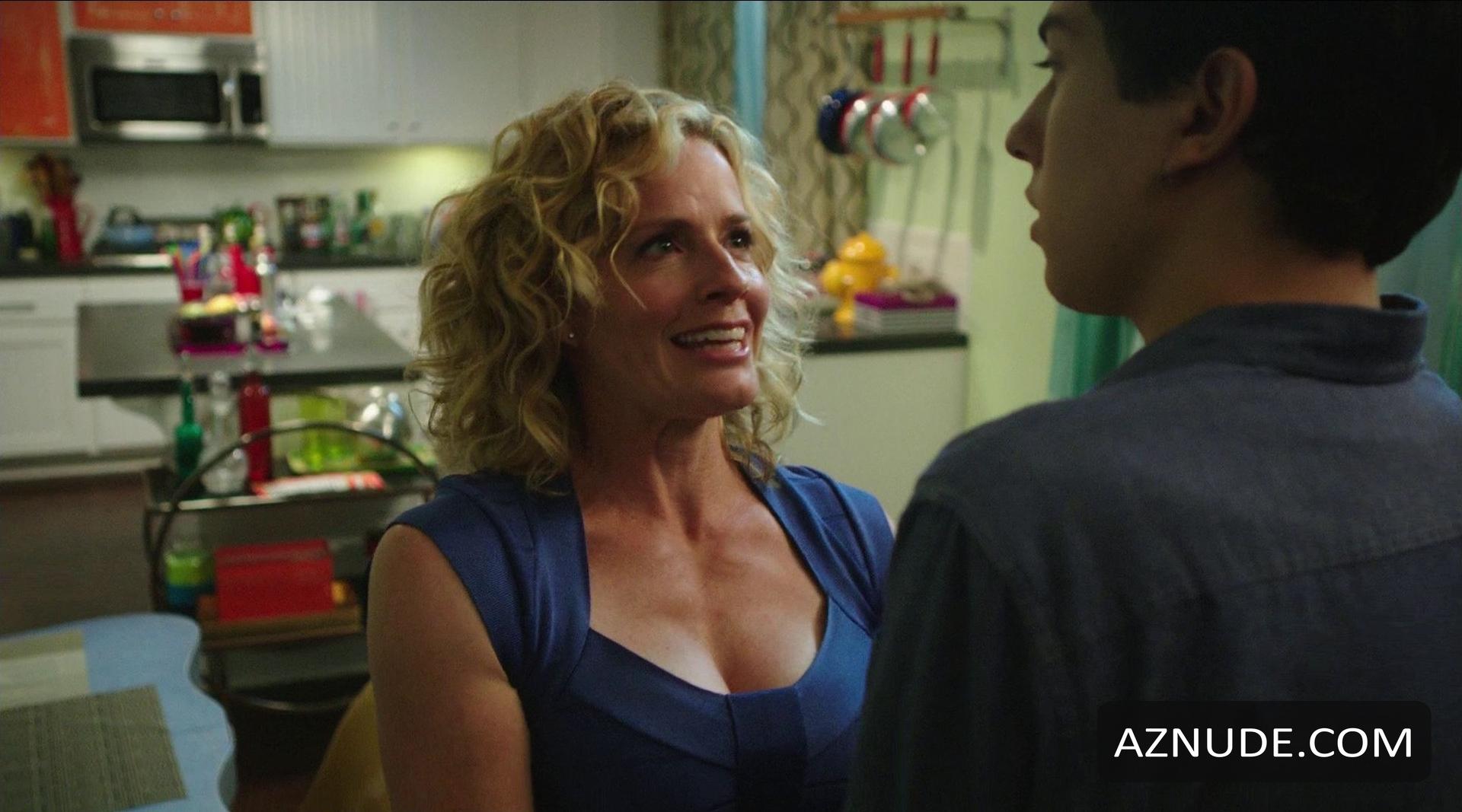 Elisabeth Shue in Behaving Badly, photo 6