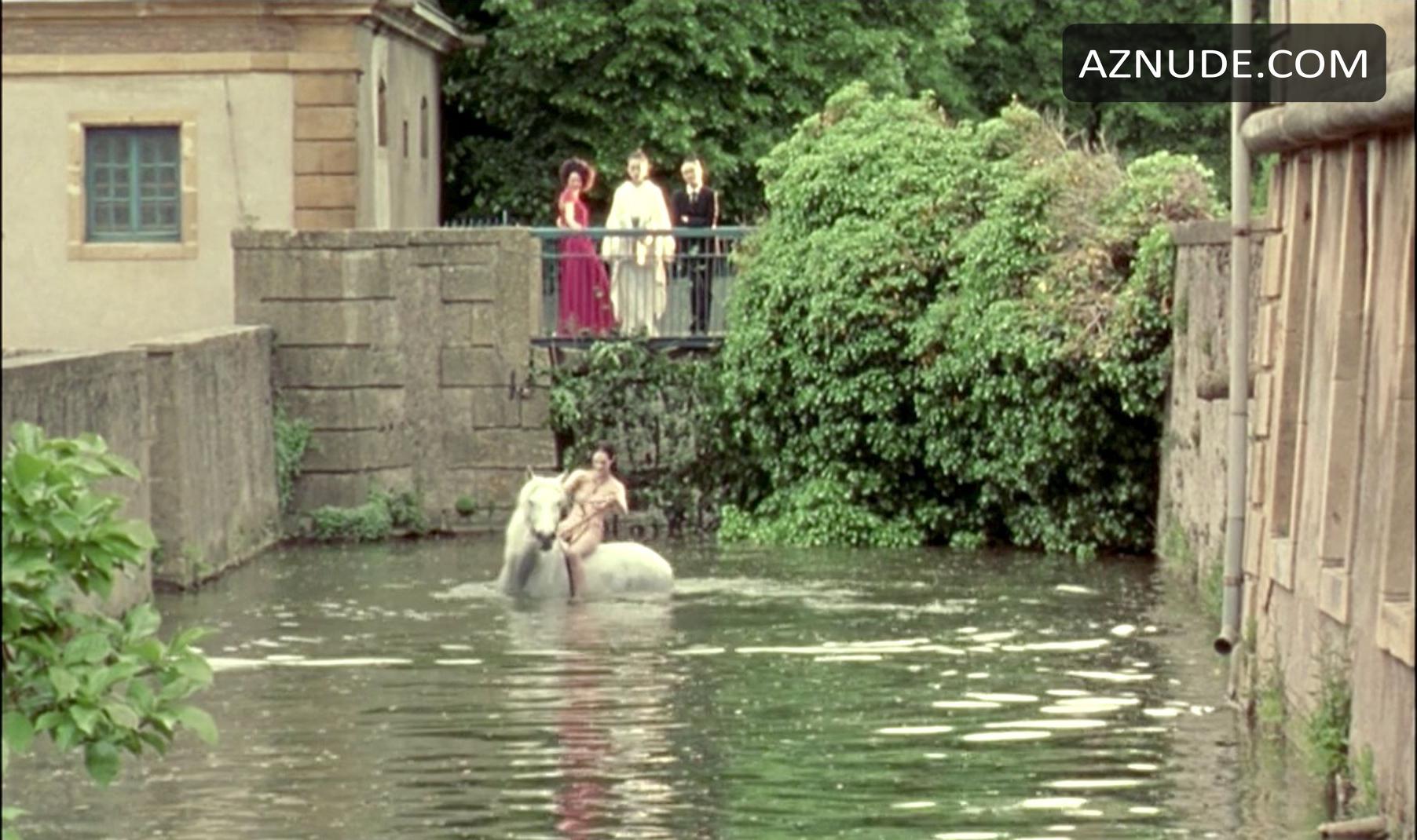 Amanda Plummer in 81/2 Women, photo 15