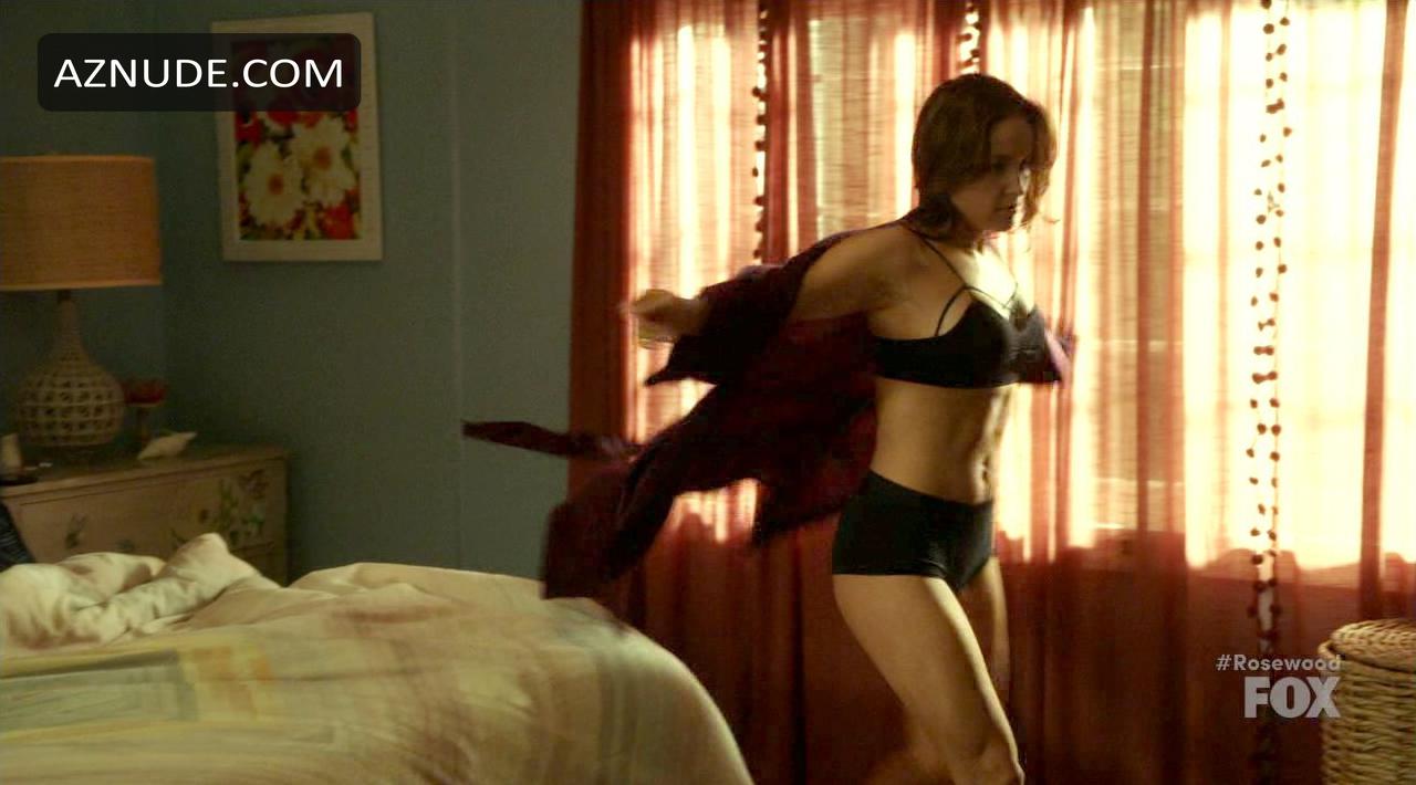 Jaina Lee Ortiz in Rosewood (2015-), photo 29