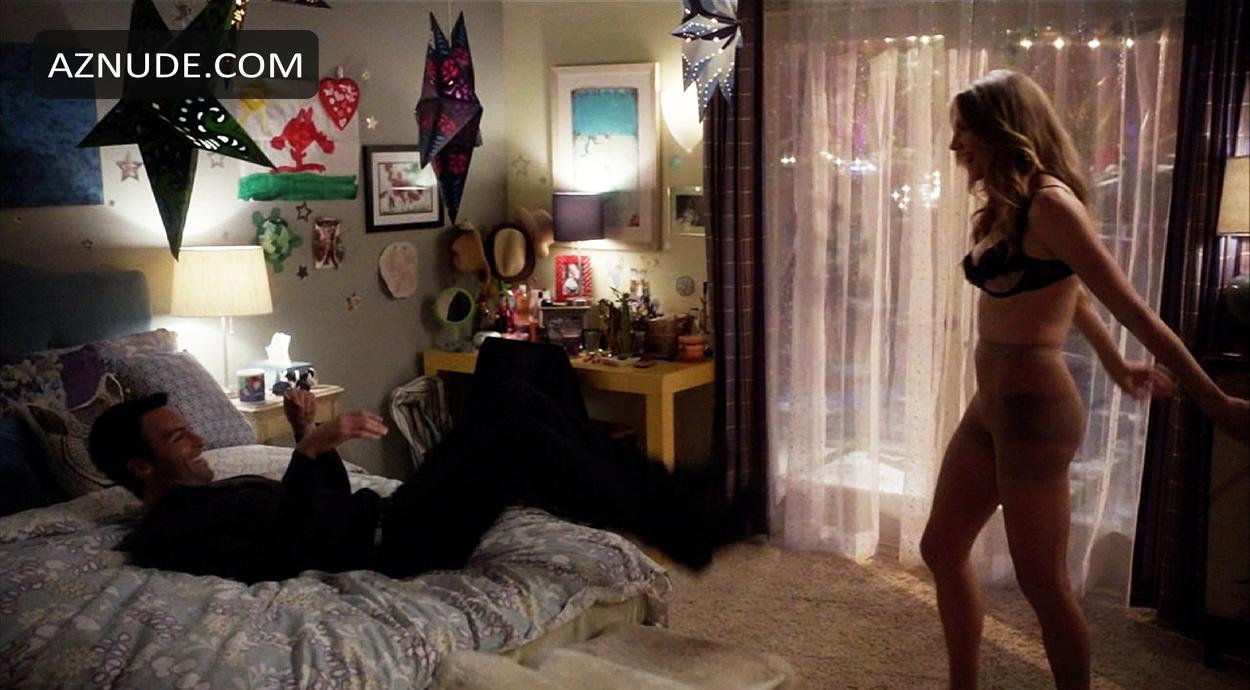 Sarah Chalke in How to Live with Your Parents (For the Rest of Your Life), photo 2