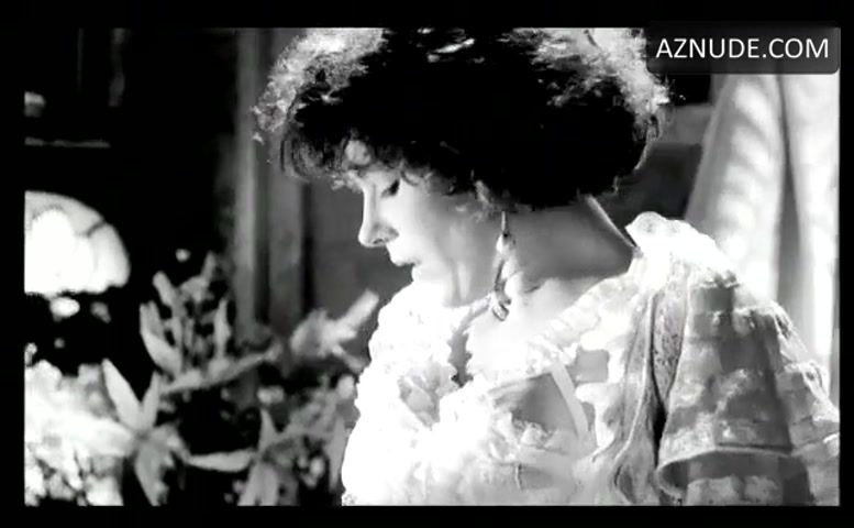 Meredyth Herold in Singapore Sling, photo 8